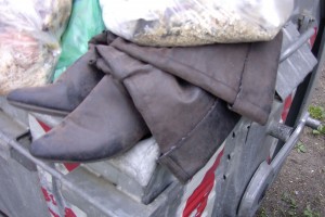 Die Müllstiefel wurden daran gehindert, aus dem stinkenden Müllcontainer einen &quot;Absprung&quot; zu machen, indem ein fetter Müllbeutel draufgeworfen wurde. Nun waren sie gefangen in ihrem Schicksal.