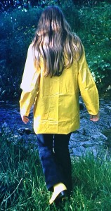 Hier gelbe Romika Gummistiefel zum Lackmantel auf dem Weg ins Wasser, nicht weil sie dreckig waren sondern weil es Spaß machte.