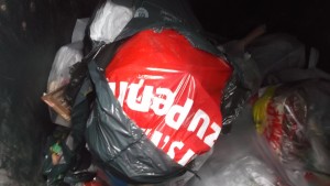 Geil: Pennplastiktüte im aufgerissenen Müllsack