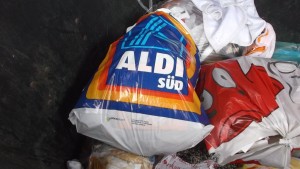 zum Schluß nochmals ne geile Aldi-Plastiktüte, die bald im Feuer vernichtet wird