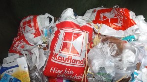 noch mehr Kaufland-Plastiktüten für den Müllofen