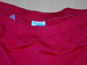 rote crane sporthose schild