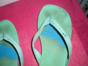 Die Flip Flops hab ich in einem Müllbeutel gefunden.