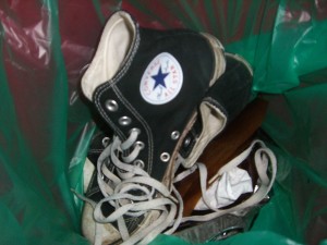 Chucks von einem Girly im Müll. Kommt noch ordenlich was drauf