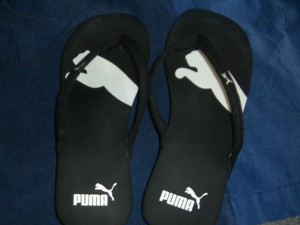 puma flip flops aus einer tonne