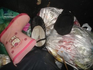 Oh was ein schöner Fund. Hello Kitty Gummistiefel und süße Mädelsballerinas.