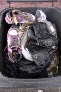Endlich kamen die Skechers und Jessicas Stiefel, die im gleichen Müllbeutel darunter im Dreck lagen, zum Vorschein.