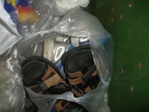 Zurück zu den größeren Restmülltonnen: Eine Tüte voller Joggingschuhe und einem Paar Sandalen.