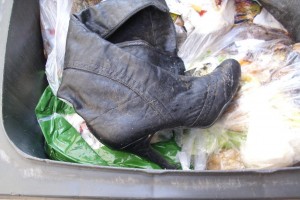 Viel eingesauter sehen die Stiefel auch nicht aus, wenn sie aus dem Müllauto auf die Kreismülldeponie verkippt werden. Innen und außen total vermüllt!