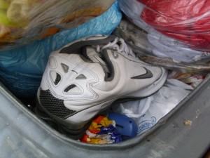 Das weiche Leder der Shox war nun unter den Müllmassen zusammen gesunken und die Nikes lagen schon tief im Müll.