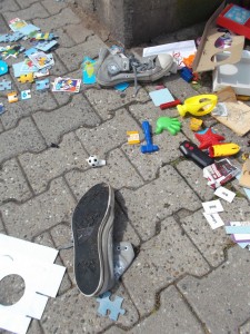 Müllchucks als Stolperfallen und Verkehrshindernis.