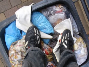 Gleich mittenrein in den Dreck und so konnte nichts mehr runterfallen. Die Stollen gruben sich genauso in den Küchenmüll wie in die Müllstiefel.