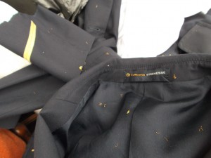 Die Ex-Stewardess hatte ihre Uniform teilweise zerschnitten und zerrissen und damit vernichtet.