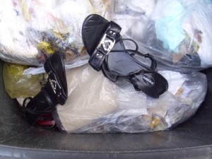 Ihre Sandaletten mit der Schnalle mit Herz, hat Martina herzlos einfach auf die Müllbeutel plumpsen lassen.