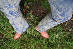 Wie deutlich zu sehen ist haben sich die roten Gummistiefel und die blaue  Latexhose bestens in Regen und Schlamm bewährt.