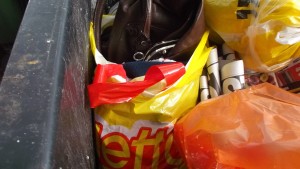 welche frau lässt denn hier ihrehandtasche in einer Plastiktüte vernichten?