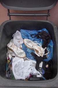 Martinas große BHs kamen gleich aus dem Wäschekorb lose in die Mülltonne, um dort nicht mehr nach ihr zu duften, sondern bald von siffigen, stinkenden Müllbeuteln durchtränkt zu werden.