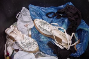 Anjas Sommerschuhe hat sie immer gerne getragen doch bei diesem Sommer und dem Alter der Schuhe, konnte die Mülltonne über den Schuhschrank gewinnen.