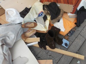 Ein Mädel hat seine verlatschten Ballerinas und ihre beim Zimmerstreichen mit Farbe verfleckten UGGs zum Sperrmüll gestellt.