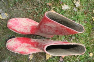 Abends vorm Zelt, Sabines rote Gummistiefel waren nicht nur außen sehr schlammig, sie starrten auch innen vor Dreck