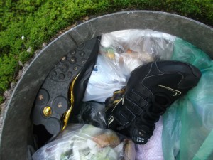 Ich finde, auch solche begehrten Proll-Sneakers gehören in den Restmüll. Aber nichts spricht dagegen, den allerletzten Gang zur Müllkippe für eine gewisse Zeit zu unterbrechen, um die Schuhe einer &quot;fetischistischen Restnutzung&quot; zu unterziehen. Grins!