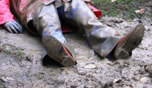 Durch ihre absolut Festivaltaugliche  Kleidung fanden sie überall einen Sitzplatz. Sabine hatte ja von vorneherein gesagt, das sie sich dreckig machen wollte und wie wir hier sehen, tat sie es auch