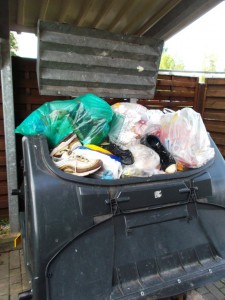 Müll0913 064.jpg (267.36 KiB) 6976 mal betrachtet Dieser Müllcontainer ist schon beinahe ein "guter alter Bekannter".