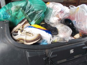 Müll0913 065.jpg (307.06 KiB) 7855 mal betrachtet Dafür liegt immer wieder neuer "frischer" und nicht selten auch geiler Müll drin!