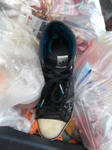 Müll0913 068.jpg (275.32 KiB) 7855 mal betrachtet Die sexy Sneakers wurden wohl mit "Nachdruck" in den schon vollen Müllcontainer gestopft.