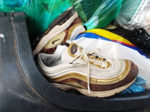 Müll0913 073.jpg (290.85 KiB) 6966 mal betrachtet So schöne Sneakers in den Müll zu pressen, das wäre eine Schande!