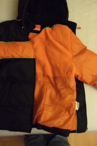 schwarz/orange (mit Blick in das Innere der Jacke)