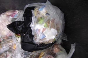 Beim Aufreißen des Küchenmüllbeutels, quollen mir sofort die zwischen den Abfällen eingezwängten Müllstiefel entgegen.