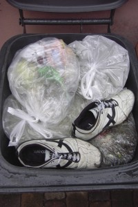 Nach einem Machtwort der Mutter, brachte Marco seine alten Schuhe, die er jeden Tag an den Füßen hatte, endlich zur Mülltonne.