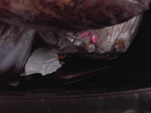Unter einigen Müllbeutels lagen auch Stiefel und eine Sneakersohle lugte aus einem Küchenmüllbeutel.
