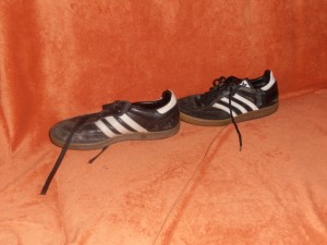 38 ca. (FR 38) , fertig Sohle vorne rechts geplatzt, Adidas Samba.JPG