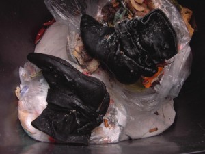 Mit Essensresten verklebt, übel nach Müll stinkend und schon angeschimmelt: So müssen Müllstiefel eigentlich immer aussehen!