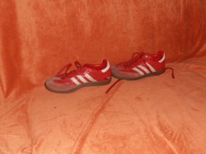 39,5 ca. (FR40) , bei beiden geht am Wildleder eine Naht auf sonst noch tragbar, Adidas Samba.JPG