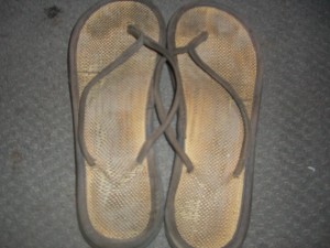 Girly Flip Flops, lagen schon länger im Müll, aber schöne Zehenabdrücke