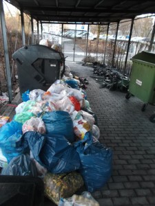 Schon wieder &quot;frischer&quot; Müll in dem &quot;angebrannten&quot; Müllcontainer-Standplatz.