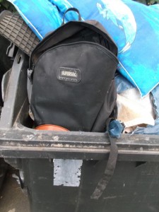 Den Rucksack mal schnell umgedreht. Innen befand sich ein hart gewordener Sack Fliesenkleber. Dieser Rucksack wird ziemlich &quot;geräuschvoll&quot; bei der Tonnenleerung in die Müllschüttung plumpsen.