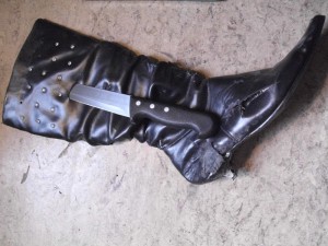 Die Stiefel werden mit einem Messer &quot;abgestochen&quot;.