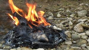 Man beachte das Feuer an den Absätzen