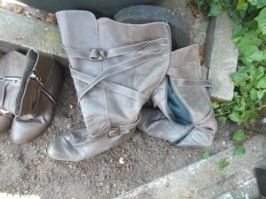 Bei diesen sommerlichen Temperaturen haben diese Stiefel wohl weniger Chancen, von einer Frau mit Schuhherz gerettet zu werden!