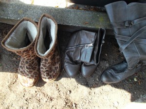 Für die käsig müffelnden UGGs und die abgelatschten Stiefeletten, wäre der Gang zum Restmüllcontainer nur konsequent gewesen!