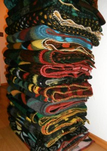 Stapel alter Wolldecken von der Altkleidersammlung