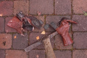 Die Spitzhacke war durch die Stiefelette &quot;gegangen&quot;; sogar mit &quot;Austrittswunde&quot;.