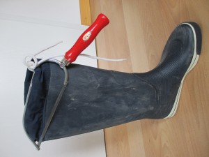 Die Säge hängt bedrohlich am Stiefel