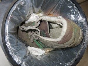 (1) Sneaker von der Straße in meinem Küchenmülleimer.