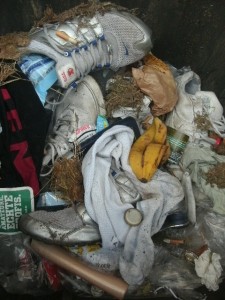 Mal abgesehen von den vielen Zigarettenkippen, miefts aus dieser Mülltonne nach verschwitzten Klamotten.