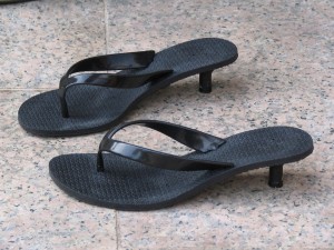 Schwarze Gummi Flip Flops mit Absatz